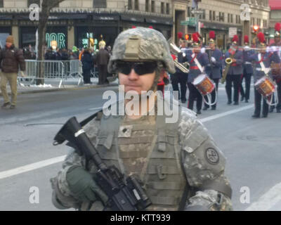 Ein Soldat der US-Armee zur 1. Bataillon 69th Infanterie der New York Army National Guard marwches in der New Yorker St. Patrick's Day Parade in full Battle Gear zugewiesen wurde am 17. März 2017. Das Bataillon hat sich zum weltweit größten St. Patrick's Day Parade für die letzten 165 Jahre führen. (U.S. Army National Guard Foto von Oberst Richard Goldenberg) Stockfoto