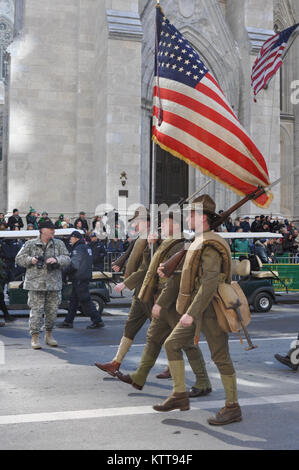 Doughboy reenactors des ersten Weltkrieges 165 Infanterie der Armee begleiten US-Army Soldaten des 1.batallion der New York Army National Guard, 69 Infanterie, berühmten "Kampf gegen 69. der Armee", wie sie die Stadt New York St. Patrick's Day Parade auf der 5th Avenue, den 17. März 2017. Die Army National Guard Battalion, mit seinen einzigartigen irischen Erbe, hat die Stadt Parade für 166 Jahre geführt. Us National Guard Foto von Oberst Richard Goldenberg. Stockfoto