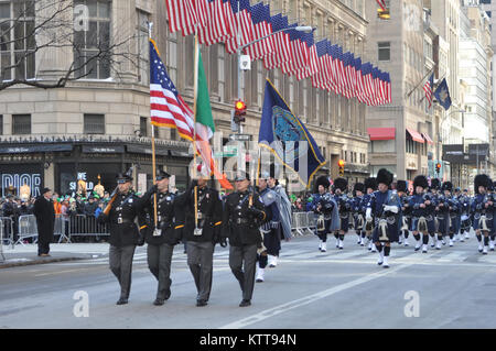 Mitglieder der Bergen County Polizei Rohre & Amp; Schlagzeug begleiten US-Armee Soldaten des 1.batallion der New York Army National Guard, 69 Infanterie, berühmten "Kampf gegen 69. der Armee", wie sie die Stadt New York St. Patrick's Day Parade auf der 5th Avenue, den 17. März 2017. Die Army National Guard Battalion, mit seinen einzigartigen irischen Erbe, hat die Stadt Parade für 166 Jahre geführt. Us National Guard Foto von Oberst Richard Goldenberg. Stockfoto