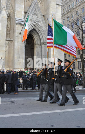 Mitglieder der Bergen County Polizei Rohre & Amp; Schlagzeug begleiten US-Armee Soldaten des 1.batallion der New York Army National Guard, 69 Infanterie, berühmten "Kampf gegen 69. der Armee", wie sie die Stadt New York St. Patrick's Day Parade auf der 5th Avenue, den 17. März 2017. Die Army National Guard Battalion, mit seinen einzigartigen irischen Erbe, hat die Stadt Parade für 166 Jahre geführt. Us National Guard Foto von Oberst Richard Goldenberg. Stockfoto