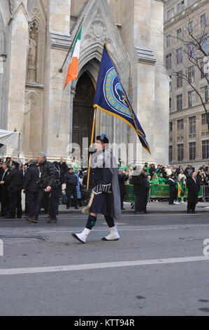 Mitglieder der Bergen County Polizei Rohre & Amp; Schlagzeug begleiten US-Armee Soldaten des 1.batallion der New York Army National Guard, 69 Infanterie, berühmten "Kampf gegen 69. der Armee", wie sie die Stadt New York St. Patrick's Day Parade auf der 5th Avenue, den 17. März 2017. Die Army National Guard Battalion, mit seinen einzigartigen irischen Erbe, hat die Stadt Parade für 166 Jahre geführt. Us National Guard Foto von Oberst Richard Goldenberg. Stockfoto