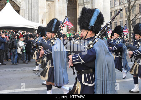 Mitglieder der Bergen County Polizei Rohre & Amp; Schlagzeug begleiten US-Armee Soldaten des 1.batallion der New York Army National Guard, 69 Infanterie, berühmten "Kampf gegen 69. der Armee", wie sie die Stadt New York St. Patrick's Day Parade auf der 5th Avenue, den 17. März 2017. Die Army National Guard Battalion, mit seinen einzigartigen irischen Erbe, hat die Stadt Parade für 166 Jahre geführt. Us National Guard Foto von Oberst Richard Goldenberg. Stockfoto