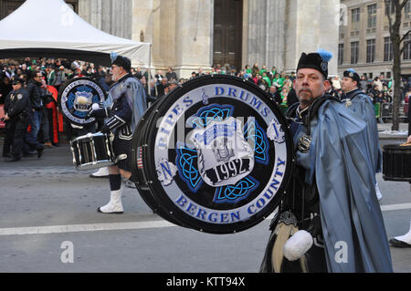 Mitglieder der Bergen County Polizei Rohre & Amp; Schlagzeug begleiten US-Armee Soldaten des 1.batallion der New York Army National Guard, 69 Infanterie, berühmten "Kampf gegen 69. der Armee", wie sie die Stadt New York St. Patrick's Day Parade auf der 5th Avenue, den 17. März 2017. Die Army National Guard Battalion, mit seinen einzigartigen irischen Erbe, hat die Stadt Parade für 166 Jahre geführt. Us National Guard Foto von Oberst Richard Goldenberg. Stockfoto