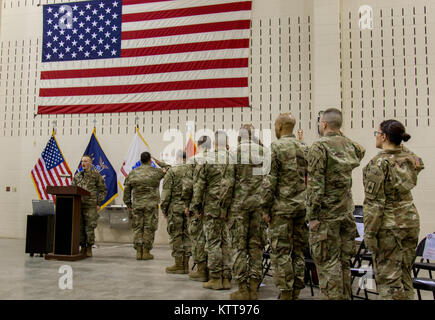 Soldaten der 727 . Militär Polizei Recht und Ordnung Loslösung, der New York Army National Guard angebracht, an die Abschiedszeremonie auf dem Camp Smith Training Website, Cortlandt Manor, NY, 26. März 2017. 20 Zwei Soldaten der 727 . Reisen für predeployment Training in Fort Bliss, Texas, und es wird erwartet, dass sie für den Dienst in Afghanistan zurückzukehren. (U.S. Army National Guard Foto: Staff Sgt. Michael Davis) Stockfoto