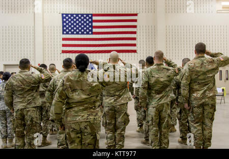 Soldaten der 727 . Militär Polizei Recht und Ordnung Loslösung, der New York Army National Guard angebracht, an die Abschiedszeremonie auf dem Camp Smith Training Website, Cortlandt Manor, NY, 26. März 2017. 20 Zwei Soldaten der 727 . Reisen für predeployment Training in Fort Bliss, Texas, und es wird erwartet, dass sie für den Dienst in Afghanistan zurückzukehren. (U.S. Army National Guard Foto: Staff Sgt. Michael Davis) Stockfoto