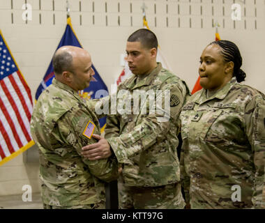 Soldaten der 727 . Militär Polizei Recht und Ordnung Loslösung, der New York Army National Guard angebracht, an die Abschiedszeremonie auf dem Camp Smith Training Website, Cortlandt Manor, NY, 26. März 2017. 20 Zwei Soldaten der 727 . Reisen für predeployment Training in Fort Bliss, Texas, und es wird erwartet, dass sie für den Dienst in Afghanistan zurückzukehren. (U.S. Army National Guard Foto: Staff Sgt. Michael Davis) Stockfoto