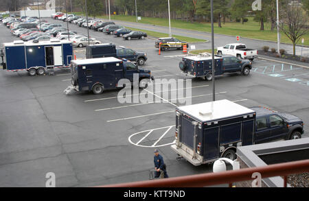 Die Mitglieder der New Yorker Nationalgarde 2. Zivile Support Team (CST) ihrer Fahrzeuge und Ausrüstung an Joseph L. Bruno Stadion in Troy, New York, Bereitstellung während der Ausbildung, die die Mannschaft dort am 12. April 2017. Die Teammitglieder werden geschult, chemischen, biologischen und radiologischen Kampfstoffen und first-Responder auf, wie man mit diesen Materialien beschäftigen. (U.S. Army National Guard Foto von Master Sgt. Raymond Drumsta, 42th Infantry Division). Stockfoto