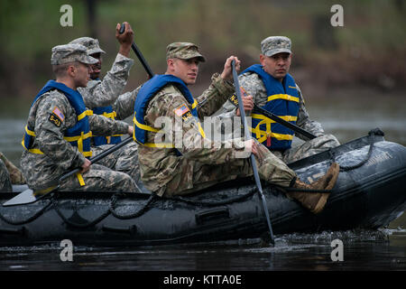 U.S. Army National Guard Soldaten und Unteroffiziere aus der sechs Neu-England-Staaten, New Jersey und New York über den Delaware River in einem Kampf Gummi Streifzüge Handwerk in der Region 1 Wettbewerb am besten Krieger Konkurrenz an Washington Crossing Historic Park, Pa, 26. April 2017. Die Gardisten geschlechtsgeruches Gen. George Washingtons Überquerung des Delaware River, der in der Nacht vom 25. Dezember aufgetreten - 26, 1776, während der amerikanischen Revolution, und war ein Teil einer Überraschungsangriff gegen die Hessische Truppen in Trenton, New Jersey, am 26.12.1776. Vierzehn Soldaten konkurrieren in der t Stockfoto