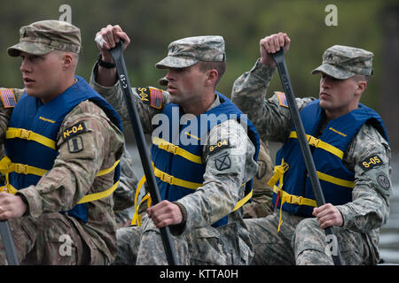 U.S. Army National Guard Soldaten und Unteroffiziere aus der sechs Neu-England-Staaten, New Jersey und New York über den Delaware River in einem Kampf Gummi Streifzüge Handwerk in der Region 1 Wettbewerb am besten Krieger Konkurrenz an Washington Crossing Historic Park, Pa, 26. April 2017. Die Gardisten geschlechtsgeruches Gen. George Washingtons Überquerung des Delaware River, der in der Nacht vom 25. Dezember aufgetreten - 26, 1776, während der amerikanischen Revolution, und war ein Teil einer Überraschungsangriff gegen die Hessische Truppen in Trenton, New Jersey, am 26.12.1776. Vierzehn Soldaten konkurrieren in der t Stockfoto