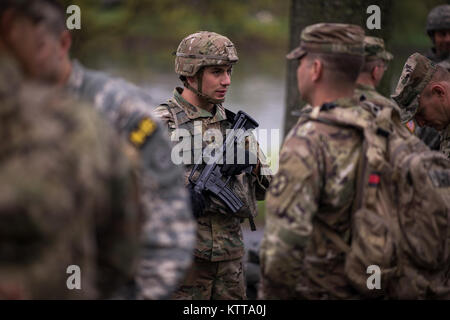 Army National Guard Soldaten sammeln ihre Gang kurz nach Fertigstellung einen Fluss überqueren Übung über den Delaware River in der Region am Besten Krieger Wettbewerb am 26. April 2017. Vierzehn Soldaten konkurrieren in der dreitägigen Veranstaltung, April 25-27, 2017, das über Ereignisse, einschließlich urbanen Kriegsführung Simulationen, ein 12-Meile ruck März, land Navigation, und die Armee körperliche Fitness testen. Die beiden Gewinner werden in der Army National Guard 2017 besten Krieger Wettbewerb zu konkurrieren, die Army Guard die Besten der Besten und verdienen den Titel der Soldat und Noncommissione genannt zu werden. Stockfoto