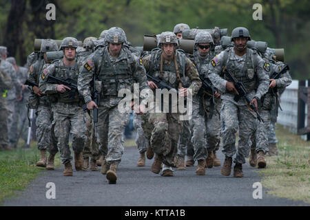 U.S. Army National Guard Soldaten führen eine Zeitschaltung, 12-Meilen-Zone ruck März entlang der Delaware Riverduring der Region am Besten Krieger Wettbewerb am 26. April 2017. Vierzehn Soldaten konkurrieren in der dreitägigen Veranstaltung, April 25-27, 2017, das über Ereignisse, einschließlich urbanen Kriegsführung Simulationen, ein 12-Meile ruck März, land Navigation, und die Armee körperliche Fitness testen. Die beiden Gewinner werden in der Army National Guard 2017 besten Krieger Wettbewerb zu konkurrieren, die Army Guard die Besten der Besten und verdienen den Titel der Soldat und Noncommissioned Officer des Jahres genannt werden. Die Stockfoto