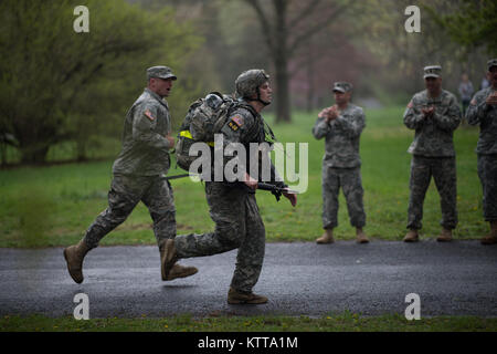 Maine Army National Guard Soldat Sergeant Jared Smith über die Ziellinie fährt während eines Routine, zwölf Stunden ruck März während der Region am Besten Krieger Wettbewerb am 26. April 2017. Vierzehn Soldaten konkurrieren in der dreitägigen Veranstaltung, April 25-27, 2017, das über Ereignisse, einschließlich urbanen Kriegsführung Simulationen, ein 12-Meile ruck März, land Navigation, und die Armee körperliche Fitness testen. Die beiden Gewinner werden in der Army National Guard 2017 besten Krieger Wettbewerb zu konkurrieren, die Army Guard die Besten der Besten und verdienen den Titel der Soldat und Noncommissioned Offi genannt zu werden. Stockfoto