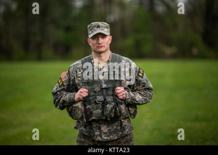 New York Army National Guard Sergeant Mitchell Stogel Posen für ein Portrait zwischen Ereignissen in der Region am Besten Krieger Wettbewerb am 26. April 2017. Vierzehn Soldaten konkurrieren in der dreitägigen Veranstaltung, April 25-27, 2017, das über Ereignisse, einschließlich urbanen Kriegsführung Simulationen, ein 12-Meile ruck März, land Navigation, und die Armee körperliche Fitness testen. Die beiden Gewinner werden in der Army National Guard 2017 besten Krieger Wettbewerb zu konkurrieren, die Army Guard die Besten der Besten und verdienen den Titel der Soldat und Noncommissioned Officer des Jahres genannt werden. Die besten Warrio Stockfoto