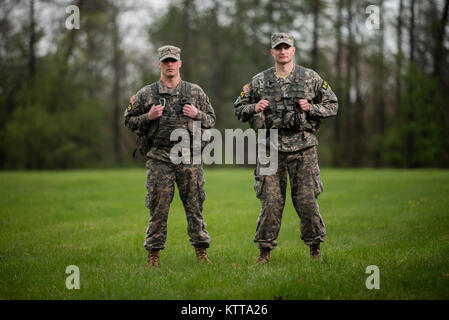 New York Army National Guard Sergeant Mitchell Stogel und Staff Sgt. Mitchell Cooper posieren für ein Portrait zwischen Ereignissen in der Region am Besten Krieger Wettbewerb am 26. April 2017. Vierzehn Soldaten konkurrieren in der dreitägigen Veranstaltung, April 25-27, 2017, das über Ereignisse, einschließlich urbanen Kriegsführung Simulationen, ein 12-Meile ruck März, land Navigation, und die Armee körperliche Fitness testen. Die beiden Gewinner werden in der Army National Guard 2017 besten Krieger Wettbewerb zu konkurrieren, die Army Guard die Besten der Besten und verdienen den Titel der Soldat und Noncommissioned Büro genannt zu werden. Stockfoto