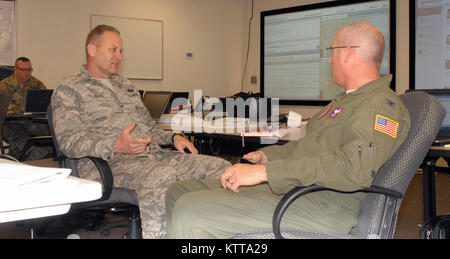 Diskutieren Sie Major General Timothy LaBarge, New York National Guard Dual-Status Commander (links), Oberst Todd Daniel, einen Titel 10 Stellvertreter für den Dual-Status-Kommandanten (rechts), und Operationen bei glühender Sentry-17 an der 42. Infanterie-Division Troy, NY Armory am 26. April 2017. Glühender Sentry ist eine jährliche North American Aerospace Defense und US Northern Command (uns NORTHCOMM) Übung konzentrierte sich auf Verteidigung Unterstützung der zivilen Behörden. (Foto: US Army National Guard Master Sgt. Raymond Drumsta, 42. Infanterie-Division) Stockfoto