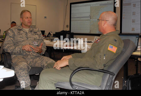 Diskutieren Sie Major General Timothy LaBarge, New York National Guard Dual-Status Commander (links), Oberst Todd Daniel, einen Titel 10 Stellvertreter für den Dual-Status-Kommandanten (rechts), und Operationen bei glühender Sentry-17 an der 42. Infanterie-Division Troy, NY Armory am 26. April 2017. Glühender Sentry ist eine jährliche North American Aerospace Defense und US Northern Command (uns NORTHCOMM) Übung konzentrierte sich auf Verteidigung Unterstützung der zivilen Behörden. (Foto: US Army National Guard Master Sgt. Raymond Drumsta, 42. Infanterie-Division) Stockfoto