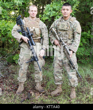 Team New York--SGT David Peters, 2. Eskadron 101. Kavallerie; und Staff Sgt Masami Yamakado, 1. Bataillon 69. Infanterie - posieren für ein Teamfoto Championships im 26. Winston s. Wilson Sniper in Fort Chaffee gemeinsame Manöver Training Center, Arche auf 27. April 2017. An diesem Tag des Wettbewerbs nehmen Anwärter ihre Schlußbild Reihe. (Foto: U.S. Air National Guard Master Sgt. Jonathan Brizendine) Stockfoto