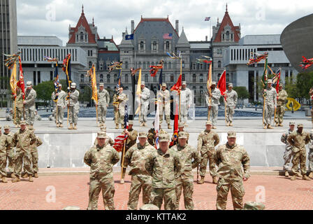 Soldaten der 42th Infantry Division der New York Army National Guard eine Abteilung ändern des Befehls Zeremonie am Empire State Plaza in Albany Verhalten am 6. Mai 2017. Brig. Gen. Steven Ferrari übernahm das Kommando über die Division Hauptquartier von Generalmajor Harry Miller vor der Farben und Soldaten des zugehörigen Brigaden der 42th Division. U.S. Army National Guard Foto von Oberst Richard Goldenberg. Stockfoto