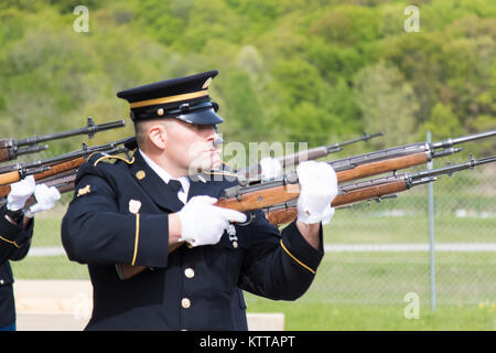 Armee SPC. Stephen Drolet, ein Soldat in der Massachusetts National Guard, zielt mit einem Gewehr, während der 80-stündigen, Train-the-trainer militärisches Begräbnis Ehren kursieren in Camp Smith Training Website Mai 11, 2017. Zwölf Army National Guard Soldaten aus der Region Nordost wurden ausgewählt, der zwei Wochen Training von Mai 1-12, 2017, die speziell entwickelt wurde, um die "Train the Trainer" so aktuelle Ehrengarde Mitglieder als staatliche Ebene Ausbilder zurückkehren können. Die Schulung bereitet jeder Soldat der sechs verschiedenen Positionen in einem militärischen Beerdigung Detail auszuführen. (U.S. Army National Guard phot Stockfoto