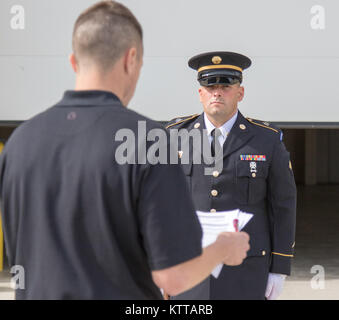 Armee SPC. Stephen Drolet, ein Soldat in der Massachusetts National Guard, erhält ein Feedback von Kader während der 80-stündigen, Train-the-trainer militärisches Begräbnis Ehren kursieren in Camp Smith Training Website Mai 11, 2017. Zwölf Army National Guard Soldaten aus der Region Nordost wurden ausgewählt, der zwei Wochen Training von Mai 1-12, 2017, die speziell entwickelt wurde, um die "Train the Trainer" so aktuelle Ehrengarde Mitglieder als staatliche Ebene Ausbilder zurückkehren können. Die Schulung bereitet jeder Soldat der sechs verschiedenen Positionen in einem militärischen Beerdigung Detail auszuführen. (U.S. Army National Guar Stockfoto