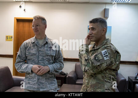 Generalmajor Anthony Deutsch, der Adjutant General und staatlichen Befehl Sgt. Maj David Piwowarski für New York, und der 53 Truppe Befehl team Brig. Gen. Michel Natali und Command Sgt. Maj. Corey Kusch besuchen Sie mit Soldaten und Piloten bei einem Besuch in Kuwait am 17. Mai-18, 2017. Stockfoto