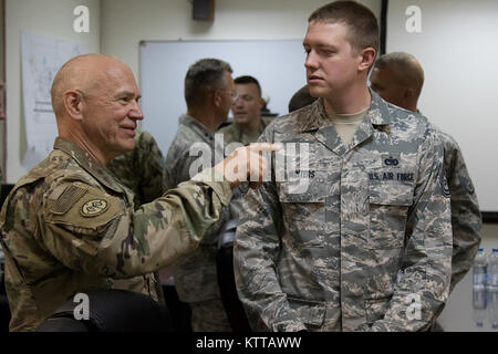 Generalmajor Anthony Deutsch, der Adjutant General und staatlichen Befehl Sgt. Maj David Piwowarski für New York, und der 53 Truppe Befehl team Brig. Gen. Michel Natali und Command Sgt. Maj. Corey Kusch besuchen Sie mit Soldaten und Piloten bei einem Besuch in Kuwait am 17. Mai-18, 2017. Stockfoto