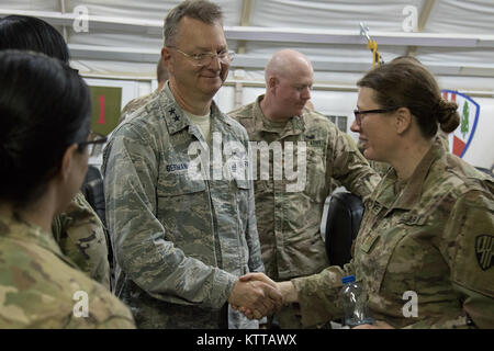 Generalmajor Anthony Deutsch, der Adjutant General und staatlichen Befehl Sgt. Maj David Piwowarski für New York, und der 53 Truppe Befehl team Brig. Gen. Michel Natali und Command Sgt. Maj. Corey Kusch besuchen Sie mit Soldaten und Piloten bei einem Besuch in Kuwait am 17. Mai-18, 2017. Stockfoto