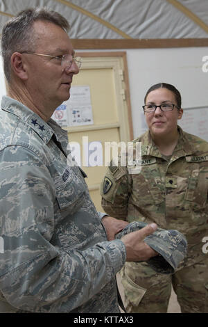 Generalmajor Anthony Deutsch, der Adjutant General und staatlichen Befehl Sgt. Maj David Piwowarski für New York, und der 53 Truppe Befehl team Brig. Gen. Michel Natali und Command Sgt. Maj. Corey Kusch besuchen Sie mit Soldaten und Piloten bei einem Besuch in Kuwait am 17. Mai-18, 2017. Stockfoto