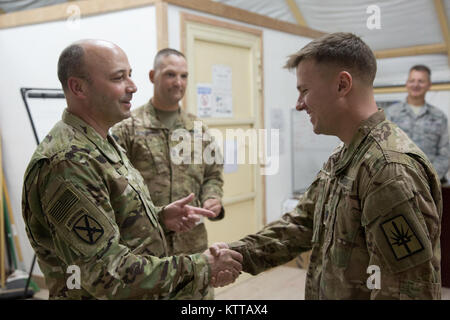 Generalmajor Anthony Deutsch, der Adjutant General und staatlichen Befehl Sgt. Maj David Piwowarski für New York, und der 53 Truppe Befehl team Brig. Gen. Michel Natali und Command Sgt. Maj. Corey Kusch besuchen Sie mit Soldaten und Piloten bei einem Besuch in Kuwait am 17. Mai-18, 2017. Stockfoto