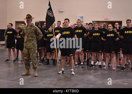 Soldaten der US Army National Guard von Bravo Company, Recruiting und Retention Befehl stehen in-Formation in der Waffenkammer Queensbury, Queensbury N.Y., 21. Mai 2017. Soldaten warteten für Familie und Freunde für das rekrutieren Sustainment-Absolvent und Schlacht-Übergabe-Zeremonie ankommen. (US Army National Guard Foto von Pfc. Andrew Valenza) Stockfoto