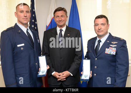 Die Mitglieder der 102. und 103. Rescue Squadrons der 106 Rettung Flügel der New York Air National Guard, die Slowenische Medaille für Verdienste im militärischen Bereich durch den Präsidenten Borut Pahor Slowenien ausgezeichnet Am 21. Mai 2017. Die Zeremonie zu Ort bei der Ständigen Mission der Republik Slowenien Büro bei den Vereinten Nationen, NEW YORK, NY für ihre international Rescue Mission des Schiffes Tamar, die am 24. April begann Beihilfen für Besatzungsmitglieder in einer Explosion an Bord verletzt zu rendern. (U.S. Air National Guard Foto von Kapitän Michael O'Hagan) Stockfoto