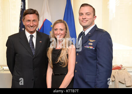 Die Mitglieder der 102. und 103. Rescue Squadrons der 106 Rettung Flügel der New York Air National Guard, die Slowenische Medaille für Verdienste im militärischen Bereich durch den Präsidenten Borut Pahor Slowenien ausgezeichnet Am 21. Mai 2017. Die Zeremonie zu Ort bei der Ständigen Mission der Republik Slowenien Büro bei den Vereinten Nationen, NEW YORK, NY für ihre international Rescue Mission des Schiffes Tamar, die am 24. April begann Beihilfen für Besatzungsmitglieder in einer Explosion an Bord verletzt zu rendern. (U.S. Air National Guard Foto von Kapitän Michael O'Hagan) Stockfoto