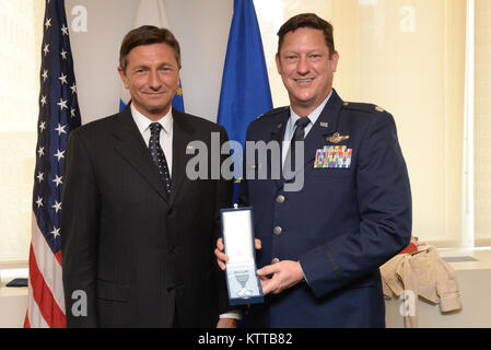 Die Mitglieder der 102. und 103. Rescue Squadrons der 106 Rettung Flügel der New York Air National Guard, die Slowenische Medaille für Verdienste im militärischen Bereich durch den Präsidenten Borut Pahor Slowenien ausgezeichnet Am 21. Mai 2017. Die Zeremonie zu Ort bei der Ständigen Mission der Republik Slowenien Büro bei den Vereinten Nationen, NEW YORK, NY für ihre international Rescue Mission des Schiffes Tamar, die am 24. April begann Beihilfen für Besatzungsmitglieder in einer Explosion an Bord verletzt zu rendern. (U.S. Air National Guard Foto von Kapitän Michael O'Hagan) Stockfoto