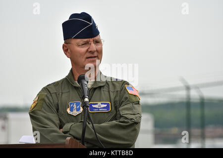 New York Air National Guard Generalmajor Anthony Deutsch, Adjutant General von New York, spricht zu einem Memorial Day Service bei Joint Force Headquarters, Latham, N.Y., 24. Mai 2017. Deutsche aus den einleitenden Bemerkungen für den Service. (U.S. Army National Guard Foto von Pfc. Andrew Valenza) Stockfoto