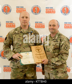 U.S. Army Staff Sgt. Blake H. Alexander, 1108Th Beseitigung von Explosivstoffen Company, New York Army National Guard, ist Platz 1 für die SGT Thomas Bäcker einzelnen Combat Pistol Match von Brig ausgezeichnet. Gen. Michel Natali, Kommandant der 53 Truppe den Befehl, am Lager Smith Training Website, N.Y., 4. Juni 2017. Die Combat Pistol Match ist ein Teil der 38. jährlichen "TAG (Adjutant General) Match" bekämpfen Sustainment Übung, eine 3-tägige Veranstaltung, die von der New York Army National Guard durchgeführt Exzellenz in der Treffsicherheit der Ausbildung und bieten Soldaten, Flieger und staatliche Miliz der o zu fördern. Stockfoto