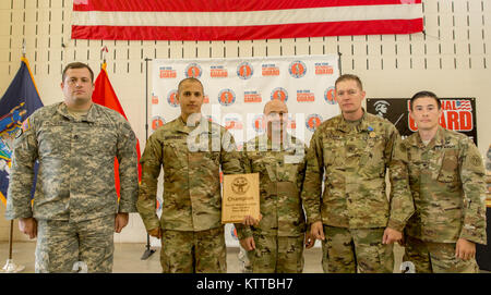 U.S. Army Staff Sgt. Matthäus Blume, Staff Sgt. Matthäus Melendez, Sgt. Gabor Kolman, und SPC. Felipe Diaz, Soldaten mit der 1 Battalion, 69th Infantry Regiment, New York Army National Guard, Platz 1 für die LTC William Donovan Team Combat Pistol Match von Brig ausgezeichnet. Gen. Michel Natali, Kommandant der 53 Truppe den Befehl, am Lager Smith Training Website, N.Y., 4. Juni 2017. Die Combat Pistol Match ist ein Teil der 38. jährlichen "TAG (Adjutant General) Match" bekämpfen Sustainment Übung, eine 3-tägige Veranstaltung, die von der New York Army National Guard durchgeführt excellen zu fördern. Stockfoto