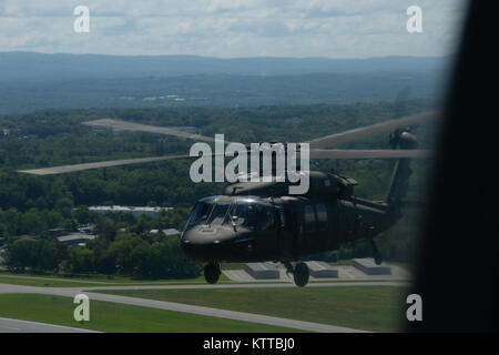 Ein UH-60 Black Hawk Helikopter fliegt über Albanien, 7. Juni 2017. U.S. Army National Guard Soldaten vom 3 Bataillon, 142 Aviation Division flogen zu Fort Drum, N.Y., der 1 Battalion, 258Th Field Artillery in ihrer Ausbildung zu unterstützen. (U.S. Army National Guard Foto von Pfc. Andrew Valenza) Stockfoto