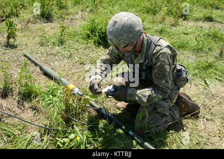 Ein U.S. Army National Guard Soldat von 1 Battalion, 258Th Field Artillery, richtet die Kommunikation mit Soldaten aus der dritten Bataillon, 142 Aviation Division in Fort Drum, N.Y., 8. Juni 2017. Soldaten des 258Th versuchten, mit dem 142 Für weitere Informationen über die Verwendung UH-60 Black Hawks in fliegen würde oder evakuieren Männer und Geräten zu kommunizieren. (U.S. Army National Guard Foto von Pfc. Andrew Valenza) Stockfoto