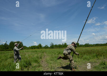 U.S. Army National Guard Soldaten vom 1. Battalion, 258Th Field Artillery, richtet die Kommunikation mit Soldaten aus der dritten Bataillon, 142 Aviation Division in Fort Drum, N.Y., 8. Juni 2017. Soldaten des 258Th versuchten, mit dem 142 Für weitere Informationen über die Verwendung UH-60 Black Hawks in fliegen würde oder evakuieren Männer und Geräten zu kommunizieren. (U.S. Army National Guard Foto von Pfc. Andrew Valenza) Stockfoto