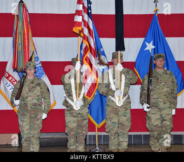 New York Army National Guard Soldaten bereiten die neuen Farben der Joint Force Headquarters Loslösung der Army National Guard während Armee Geburtstag feiern im New York National Guard Headzquarters in Latham, N.Y., um uncase auf Juni. 14, 2017. New York Army National Guard Mitglieder feierten die 242Nd Geburtstag der United States Army. (U.S. Army National Guard Foto: Sgt. Große Corine Lombardo) Stockfoto