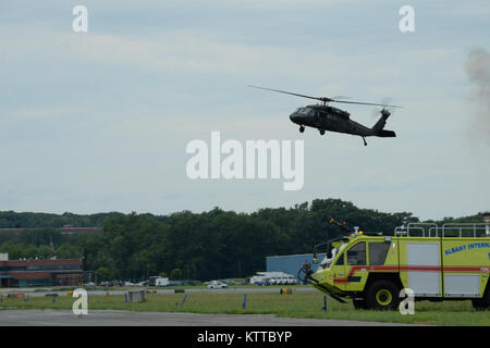 Ein UH-60 Black Hawk, pilotiert von Chief Warrant Officer 5, Charles Rodda, bereitet im Army Aviation Support #3, Latham, N.Y., 22. Juni 2017 zu landen. Rodda abgeschlossen sein letzter Flug mit der New York Army National Guard, eine wichtige Zeremonie für Luftwaffe und Armee Piloten, ihren letzten Flug mit der militärischen Kennzeichnung. (U.S. Army National Guard Foto von Pfc. Andrew Valenza) Stockfoto