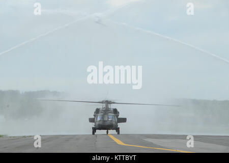 Ein UH-60 Black Hawk, pilotiert von Chief Warrant Officer 5, Charles Rodda, landet im Army Aviation Support #3, Latham, N.Y., 22. Juni 2017. Rodda abgeschlossen sein letzter Flug mit der New York Army National Guard, eine wichtige Zeremonie für Luftwaffe und Armee Piloten, ihren letzten Flug mit der militärischen Kennzeichnung. (U.S. Army National Guard Foto von Pfc. Andrew Valenza) Stockfoto