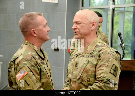 New York Army National Guard Soldat, Master Sgt. Joseph Fischer, die Operationen, Non-Commissioned Officer mit der 106Th Infanterie, Regional Training Institute, gratuliert für seine Förderung durch den Staat Command Sgt. Maj. David Piwowarski bei Joint Force Headquarters - N.Y., Latham, N.Y., 28. Juni 2017. Fisher hatte gerade in den Rang von Sgt gefördert worden. Maj (U.S. Army National Guard Foto von Pfc. Andrew Valenza) Stockfoto