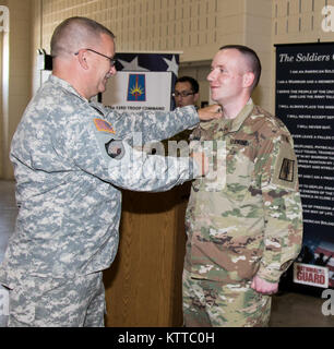 Us-Armee Kapitän John Härter, stellvertretender Stabschef für Personal für die 53 Truppe den Befehl, der New York Army National Guard, erhält seinen neuen Rang der wichtigsten Befehl von Sgt. Maj. Landy, Senior Advisor für die NY Army National Guard zivilen Support Team, während seiner Promotion Zeremonie im Camp Smith Training Website zum 30. Juni 2017 eingetragen. (U.S. Army National Guard Foto: Staff Sgt. Danny Martinez) Stockfoto