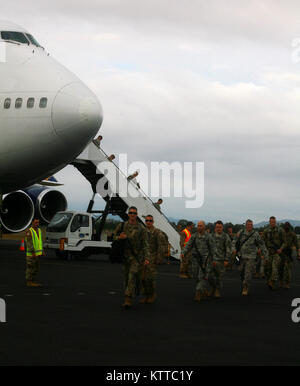 ROCKHAMPTON, AU-Mehr als 300 Soldaten in den 1 Bataillon zugeordnet, 69th Infantry Regiment, aussteigen in Rockhampton in Betrieb Talisman Sabre, 8. Juli zu beteiligen. Die Soldaten die Teilnahme an der Übung wird Manöver an der Shoalwater Bay Truppenübungsplatz verhalten, und ihre Kampftechniken neben service Mitglieder aus Australien und Neuseeland zu schärfen. (U.S. Army National Guard Foto von Sgt. Alexander Rektor) Stockfoto