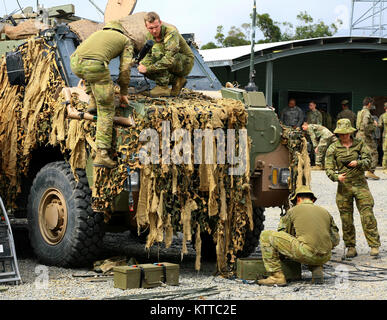 SHOALWATER BAY, AU-Soldaten in den 1 Signal Regiment, Australian Defence Force zugewiesen, befestigen Sie Geräte an einen Australischen geschützt Mobilität Fahrzeug während der Vorbereitung für übung Talisman Sabre, Juli 10. Während der Übung der australischen Streitkräfte Personal wird Ihre Kampftechniken neben USA und Neuseeland service Mitglieder schärfen. (U.S. Army National Guard Foto von Sgt. Alexander Rektor) Stockfoto