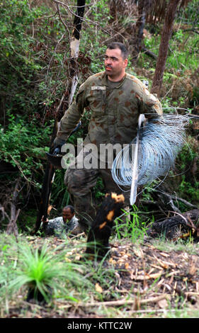 SHOALWATER BAY, Queensland, Australien - Sgt. Ian McCloskey, einen Teamleiter Alpha Company, 1st Battalion, 69th Infantry Regiment zugeordnet, Orte kabel Hindernisse vor Feuern Positionen während der Übung Talisman Sabre, Juli 14. Während der Übung, eine Reihe von Krieg Spiele, New York Army National Guard Soldaten neben service Mitglieder aus Australien und Neuseeland ausgebildet. (U.S. Army National Guard Foto von Sgt. Alexander Rektor) Stockfoto