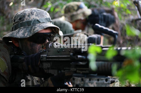 SHOALWATER BAY, Queensland, Australien - Soldaten aus Charlie Truppe, 2.BATAILLON, 101 Cavalry Squadron, Mann einen Beobachtungsposten während der Übung Talisman Sabre, Juli 14. Während der Übung der New York Army National Guard Soldaten nahmen an einer Reihe von Krieg Spiele neben der Australischen und Neuseeländischen service Mitglieder. (U.S. Army National Guard Foto von Sgt. Alexander Rektor) Stockfoto