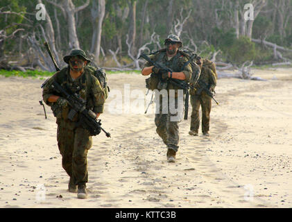 SHOALWATER BAY, Queensland, Australien - Soldaten aus Charlie Truppe, 2.BATAILLON, 101 Cavalry Squadron, Patrouille entlang dem Strand während der Übung Talisman Sabre, Juli 14. Während der Übung der New York Army National Guard Soldaten kämpften sowohl gegen, und neben den Australian Defence Force Soldaten in einer Reihe von Krieg spielen. (U.S. Army National Guard Foto von Sgt. Alexander Rektor) Stockfoto