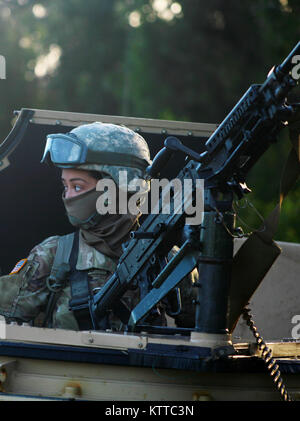 SHOALWATER BAY, Queensland, Australien - Pfc. Catherine Urbano, ein Motor Transport Operator zum Fuchs Firma zugewiesen, 427Th Brigade Support Bataillons, bereitet sich auf eine Patrouille während der Übung Talisman Sabre, Juli 15 zu verlassen. Während der Übung, eine Reihe von Krieg Spiele, New York Army National Guard Soldaten kämpften gegen, und neben den Australischen und Neuseeländischen Personal. (U.S. Army National Guard Foto von Sgt. Alexander Rektor) Stockfoto